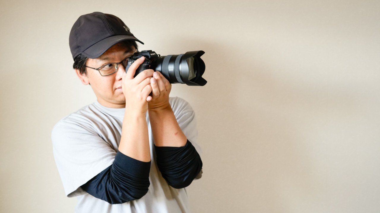 カメラを構える長谷川敬介